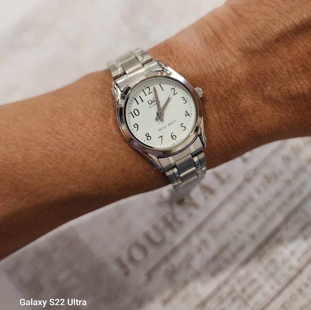 Ladies basic metal watch